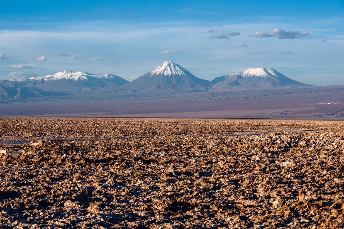 Afbeeldingen van Volcanoes Licancabur and Juriques Atacama desert