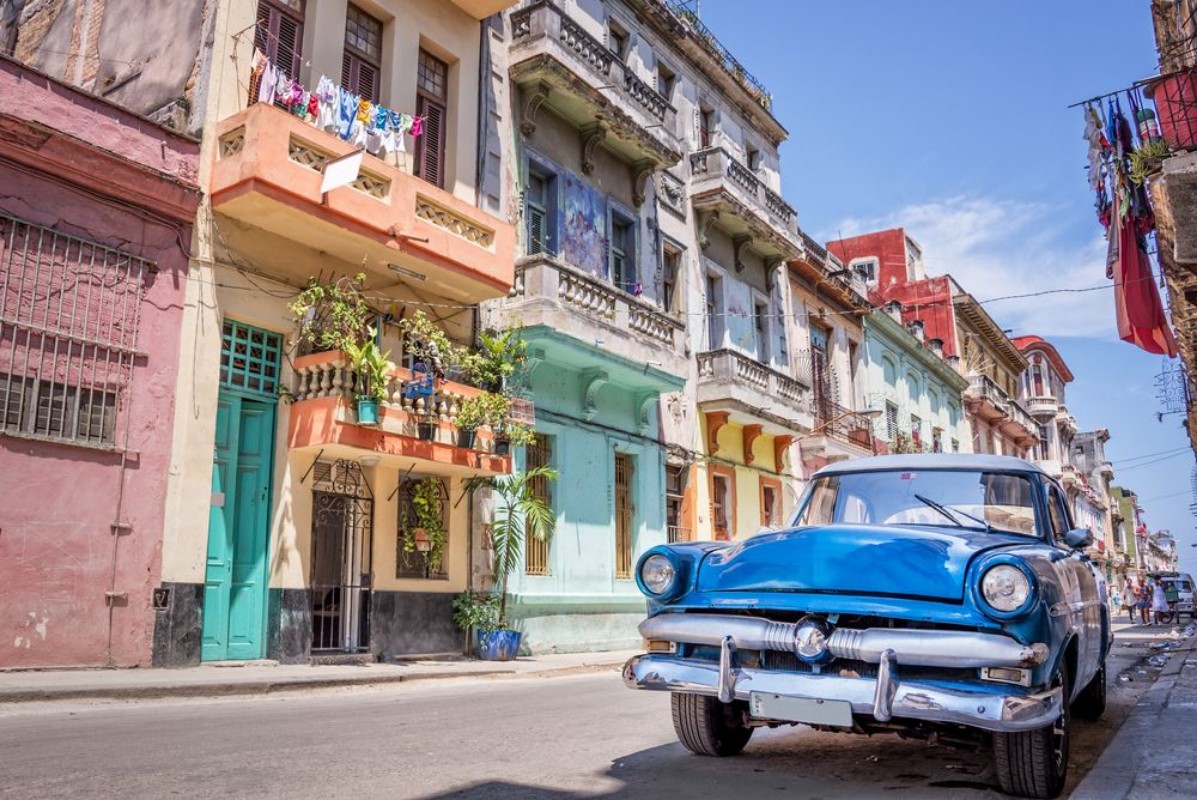 Afbeeldingen van Blue vintage classic american car in a colorful street of Havana Cuba Travel and tourism concept