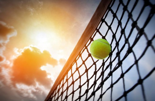 Afbeeldingen van Tennis ball on a tennis court