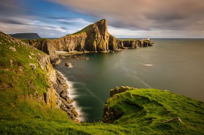 Bild på Cliffs of Neist Point Cape and lighthouse Isle of Skye Scotland