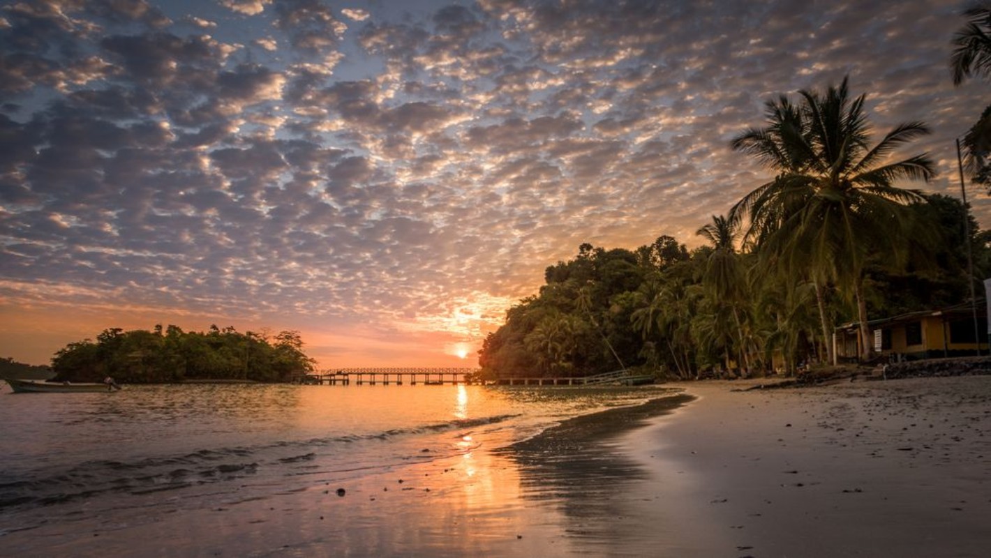 Afbeeldingen van Sunrise on tropical beach Isla Coiba Panama