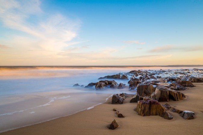 Bateaux de pche sur la plage de Cabo Polonio en Uruguay  longue exposition  photowallpaper Scandiwall