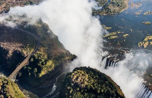 Afbeeldingen van View of the Falls from a height of bird flight Victoria Falls Mosi-oa-Tunya National parkZambiya and World Heritage Site Zimbabwe An excellent illustration