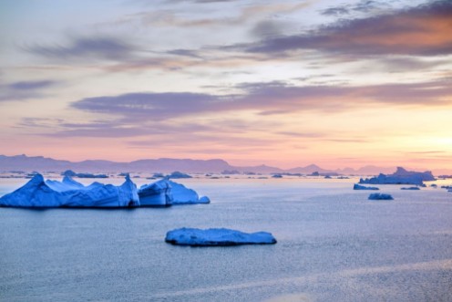 Afbeeldingen van Icebergs are melting on arctic ocean in Greenland