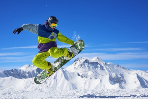Image de Snowboarder doing trick