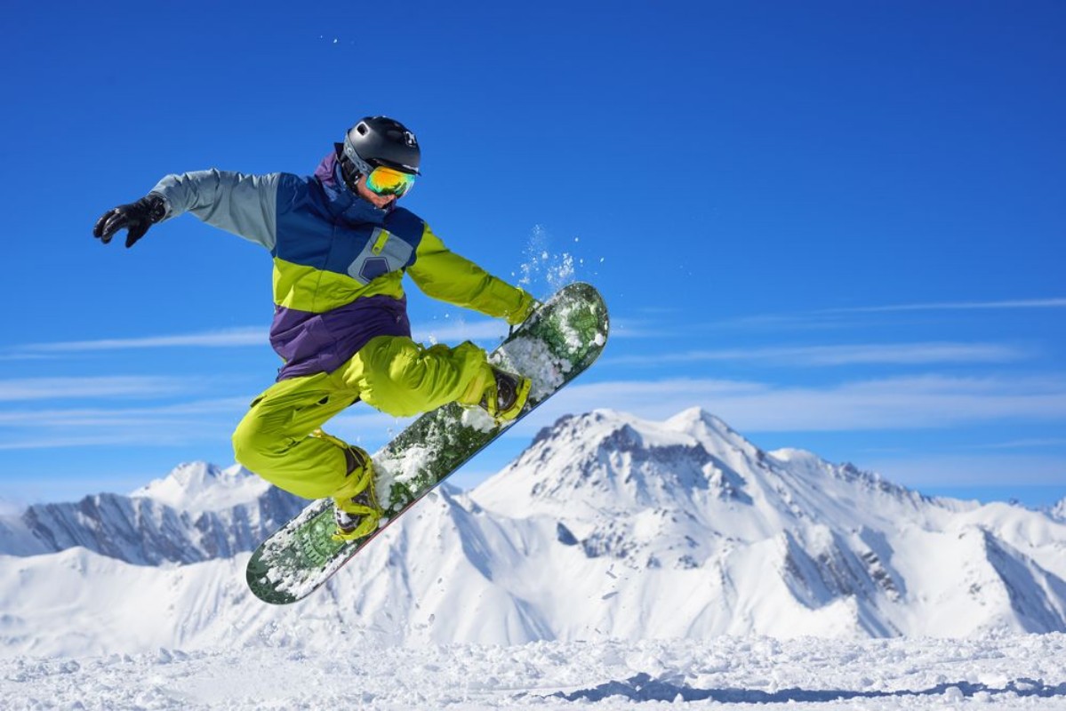 Afbeeldingen van Snowboarder doing trick