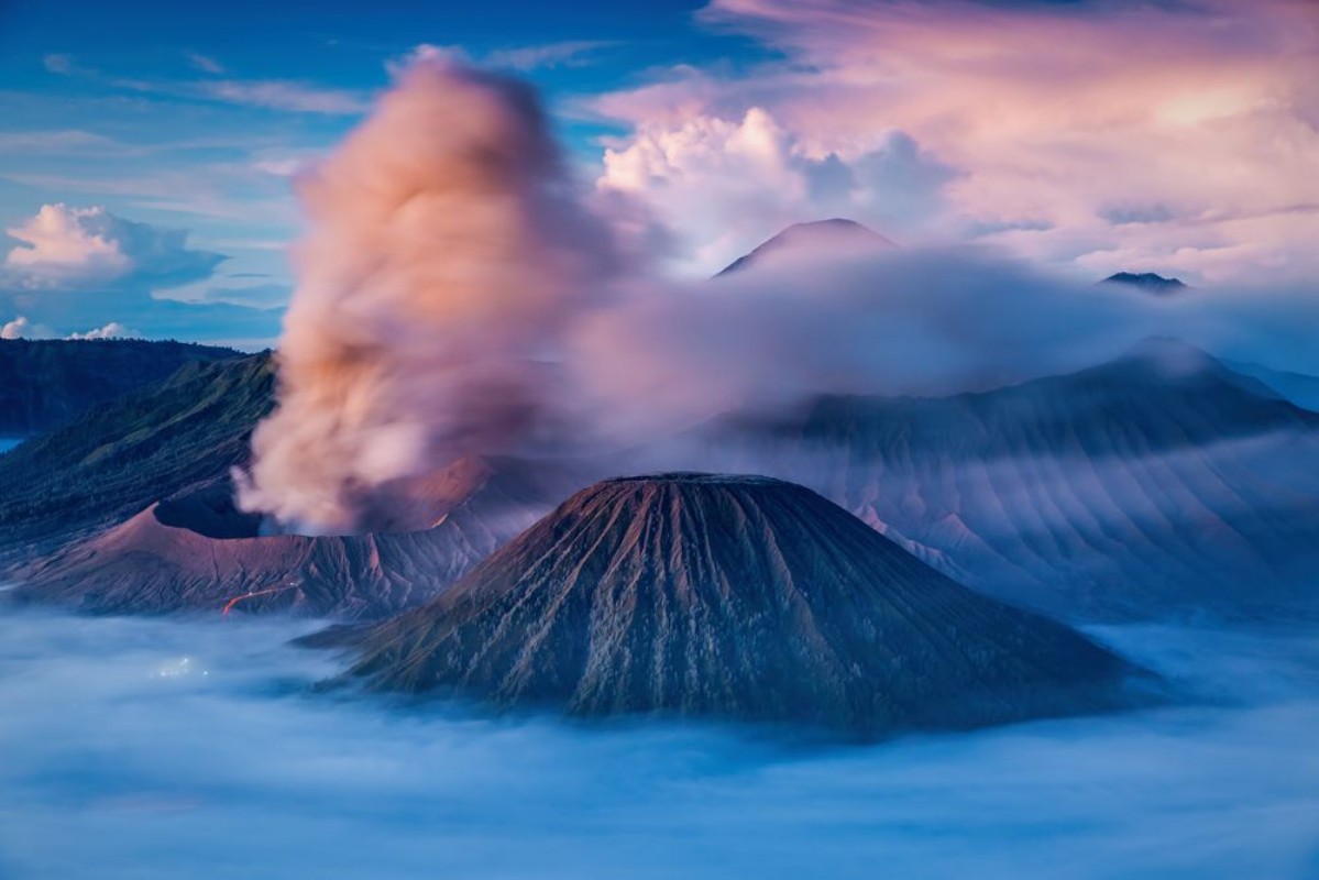 Afbeeldingen van Bromo Batok and Semeru volcanoes at sunrise Java island Indon
