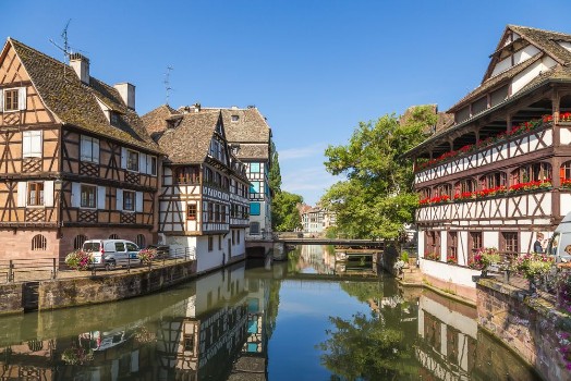 Bild på Strasbourg France The picturesque landscape with reflection in the water of old buildings in the quarter Petite France