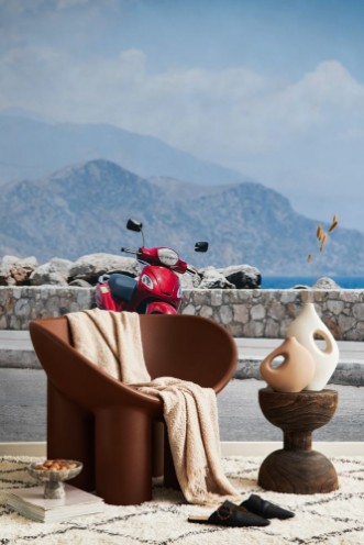Afbeeldingen van Red motorcycle near sea coastline at Paleochora town on Crete island