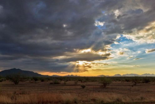 Afbeeldingen van A clearing storm over the Arizona Desert
