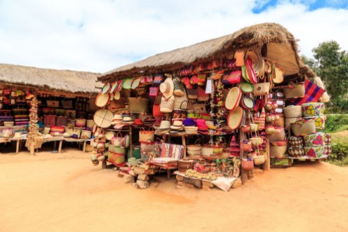 Afbeeldingen van Souvenir shop along the road in Africa