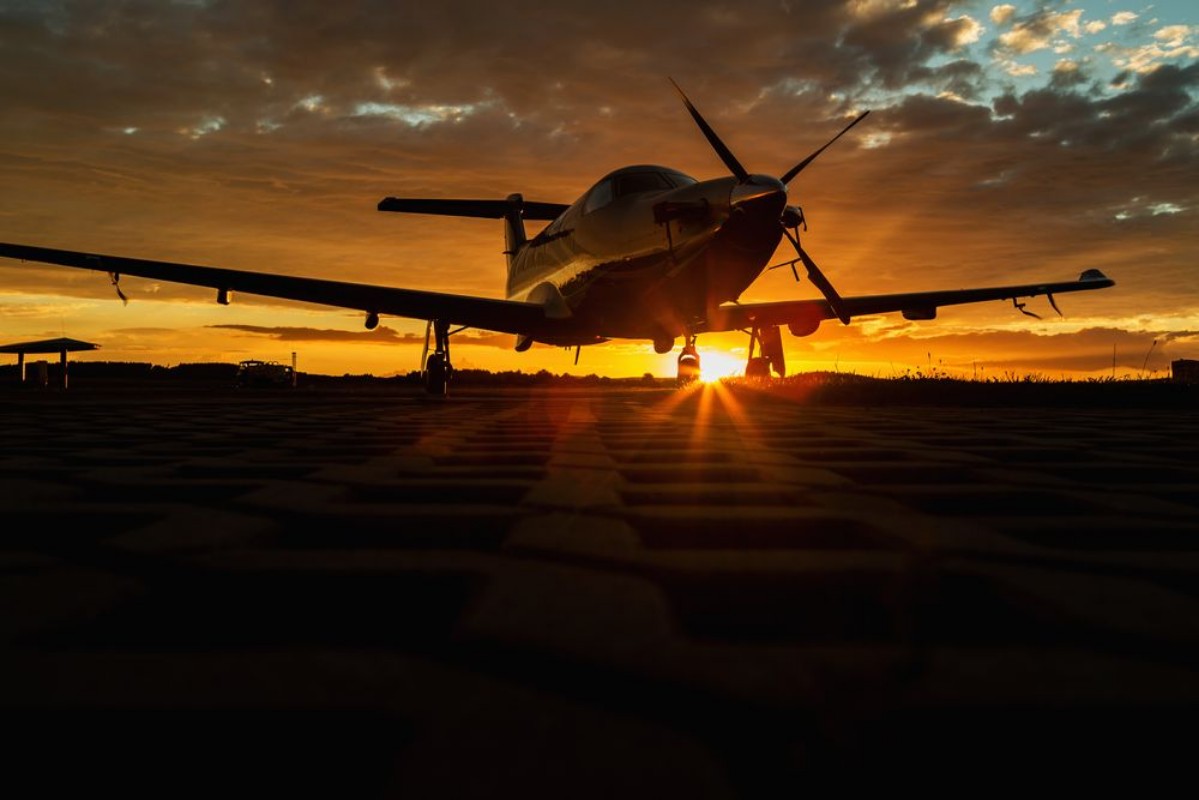 Afbeeldingen van Single turboprop aircraft on runway at sunset time