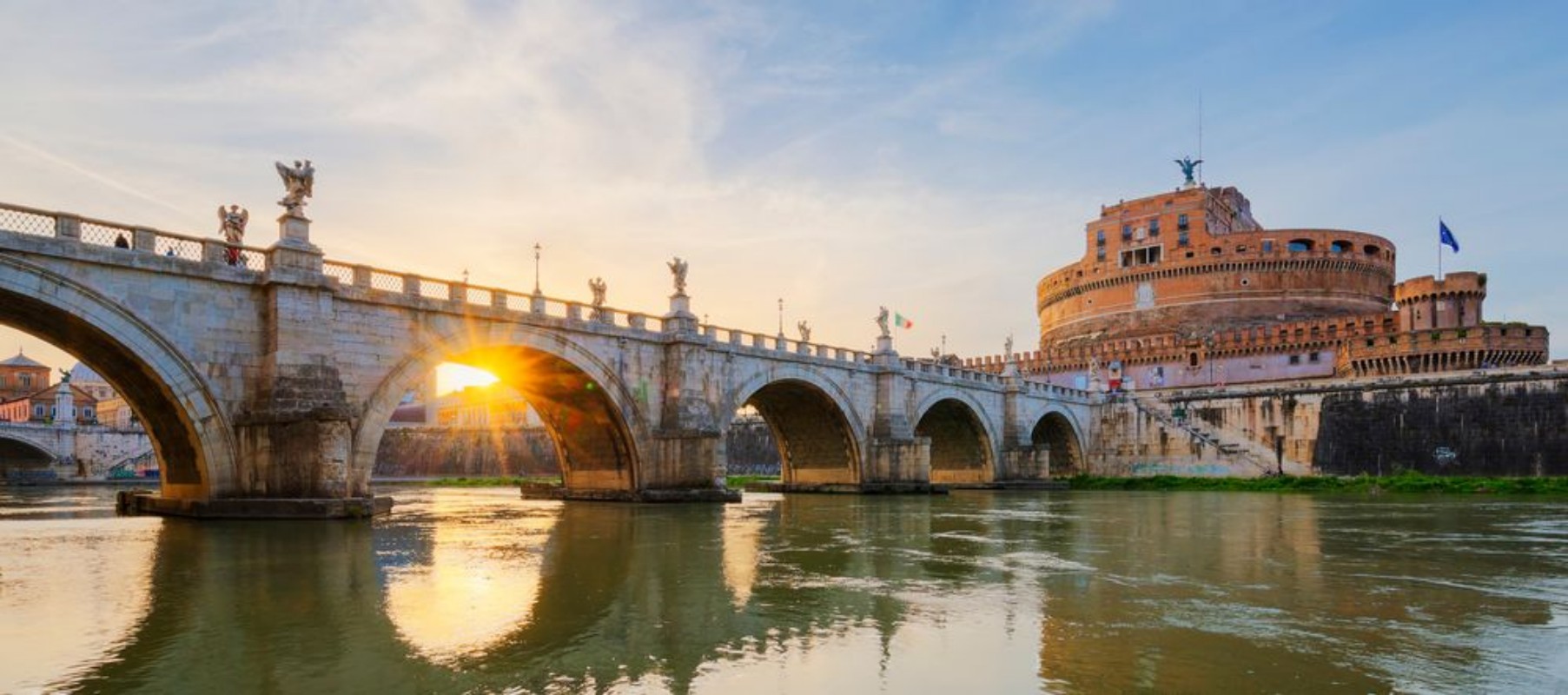 Afbeeldingen van Holy Angel Bridge over the Tiber River in Rome at sunset
