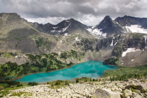 Image de Highland Lake surrounded by cliffs Altai Siberia