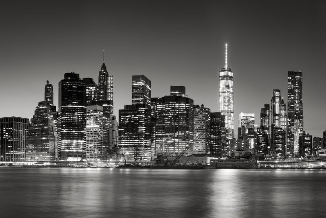 Image de Black White East River view of Financial District skyscrapers at dusk Lower Manhattan skyline New York City