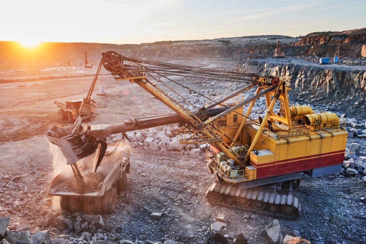Image de Mining excavator loading granite or ore into dump truck