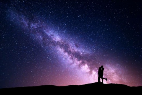 Bild på Milky Way Night landscape with silhouettes of hugging and kissing man and woman on the mountain Colorful sky with stars Silhouette of lovers Couple relationship Milky way with people Universe