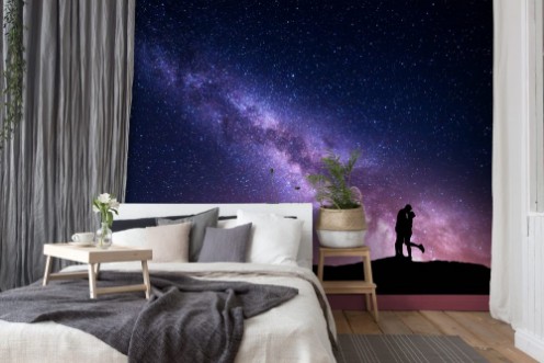 Afbeeldingen van Milky Way Night landscape with silhouettes of hugging and kissing man and woman on the mountain Colorful sky with stars Silhouette of lovers Couple relationship Milky way with people Universe