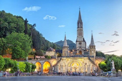 Bild på Rosary Basilica in the evening in Lourdes
