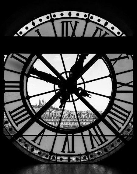 Bild på View through dorsay museum clock tower of Sacre-Coeur Basilica