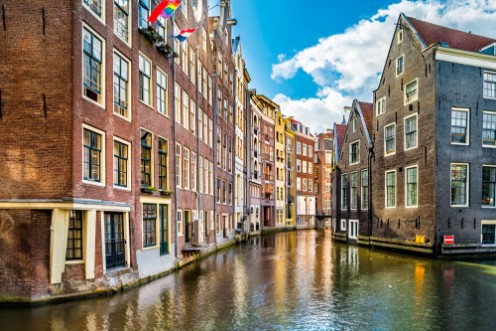 Image de Typical Amsterdam canal and dutch medieval architecture on a sunny morning