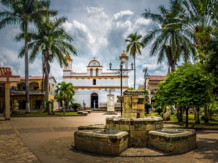 Bild på Main square of Copan Ruinas City Honduras