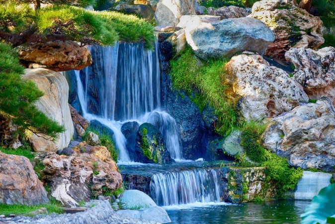 Afbeeldingen van A small waterfall in a garden