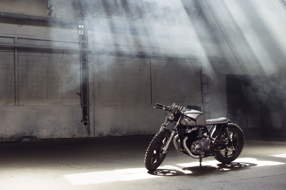 Afbeeldingen van Motorcycle standing in dark building in rays of sunlight