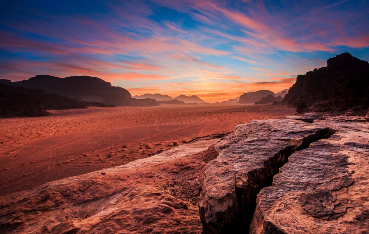 Bild på Wadi Rum desert landscapeJordan