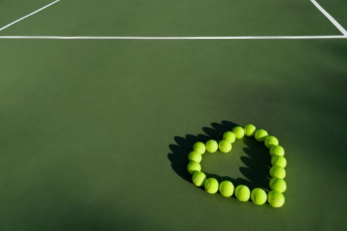 Afbeeldingen van Tennis balls in shape of heart