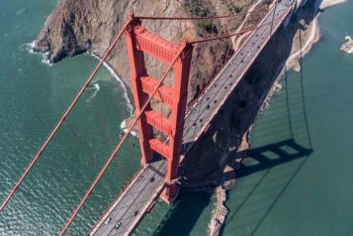 Afbeeldingen van Golden Gate Bridge Tower and Marin Headlands Aerial