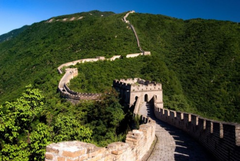 Afbeeldingen van The Great Wall of China on the green mountain slopes China