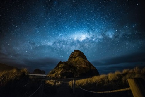 Bild på Milky way over Piha beach Auckland New Zealand