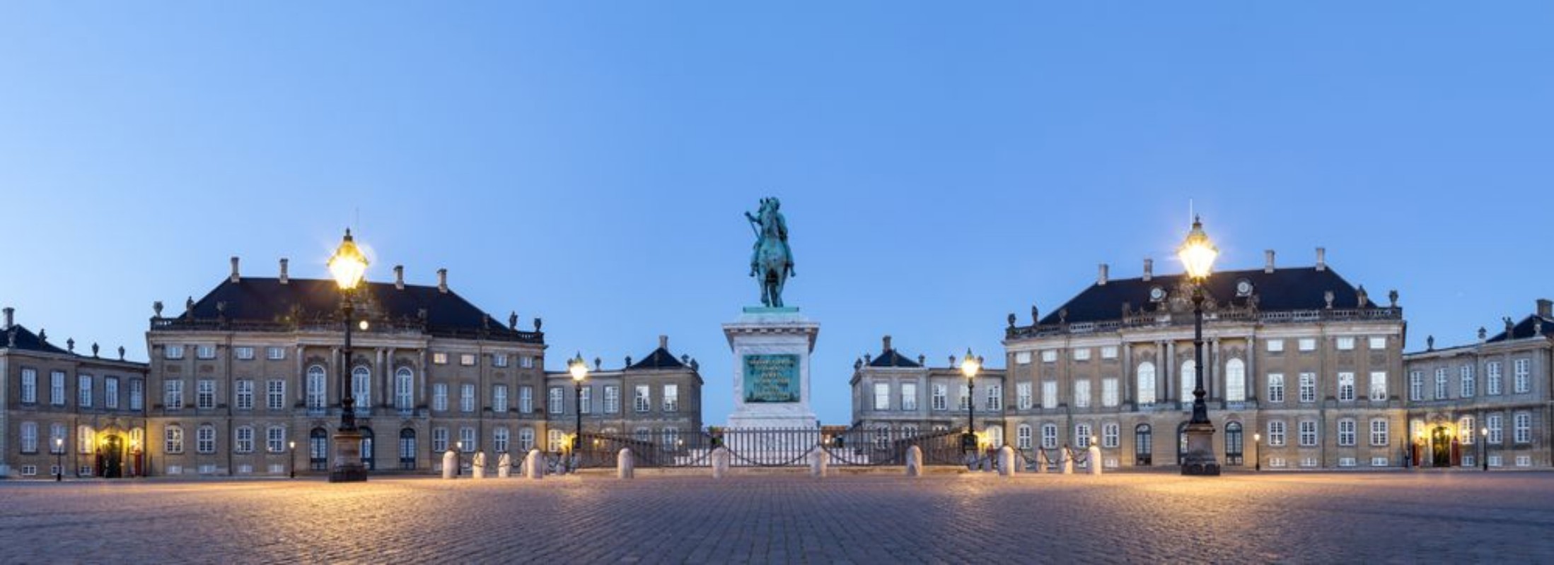 Picture of Amalienborg Palace in Copenhagen by night