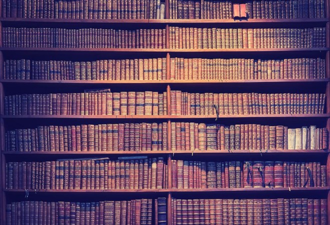 Afbeeldingen van Vintage toned old books on wooden shelves wisdom concept background