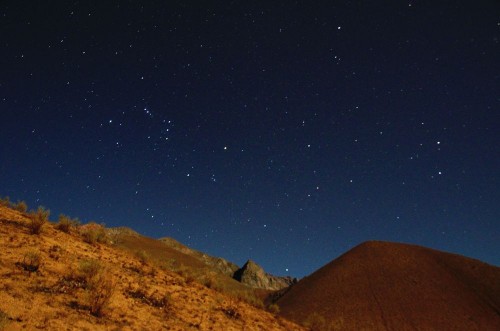 Afbeeldingen van Stargazing in Elqui Valley with hundreds of stars in the sky between black hills in Chile South America
