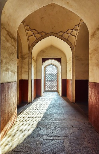 Afbeeldingen van DELHIINDIA-DECEMBER 142015 Doorway  Tomb of Humayun mausoleum in the garden of Char Bagh