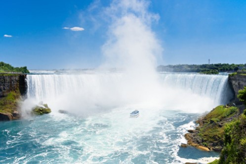 Afbeeldingen van Touristic boat on Niagara falls Horseshoe waterfall Canada side