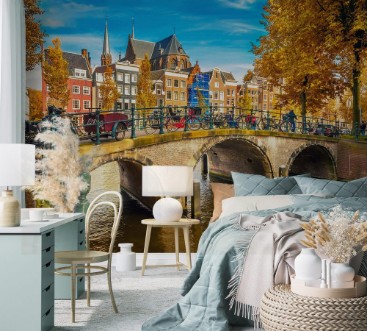 Afbeeldingen van Bridges over canals in Amsterdam at autumn
