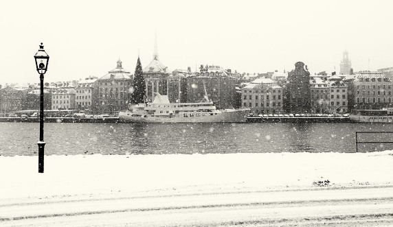 Afbeeldingen van Stockholm city on a snowy winter day Black and white image