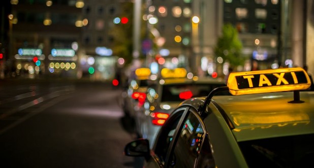 Image de Nachts warten Taxis auf Fahrgste