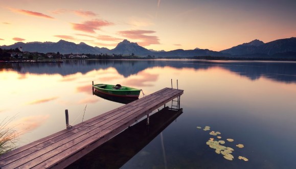 Bild på Alter Holzsteg am See Alpensee zum Sonnenaufgang