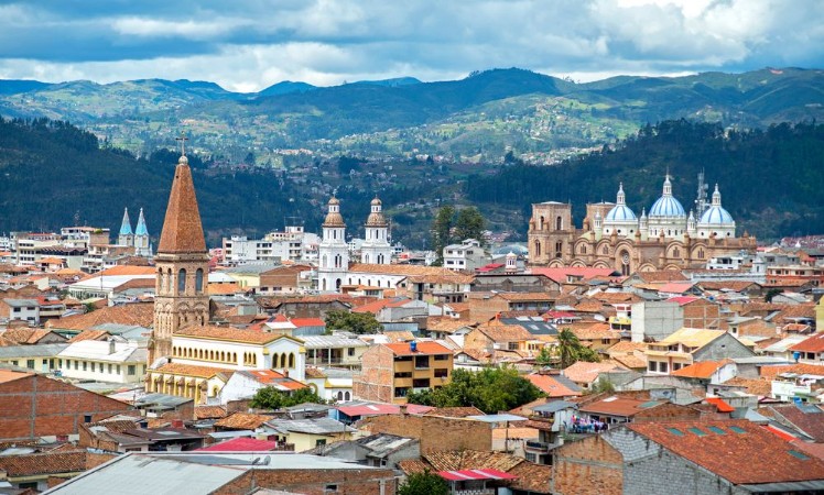 Afbeeldingen van View of the city of Cuenca Ecuador with its many churches and rooftops on a cloudy day