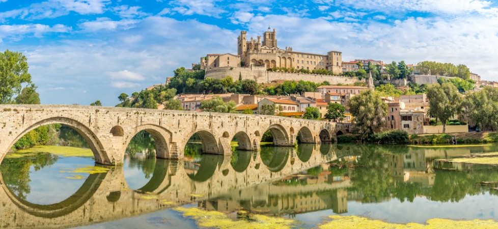 Bild på Panoramic view at the Old Bridge over Orb river with Cathedral of Saint Nazaire in Beziers - France