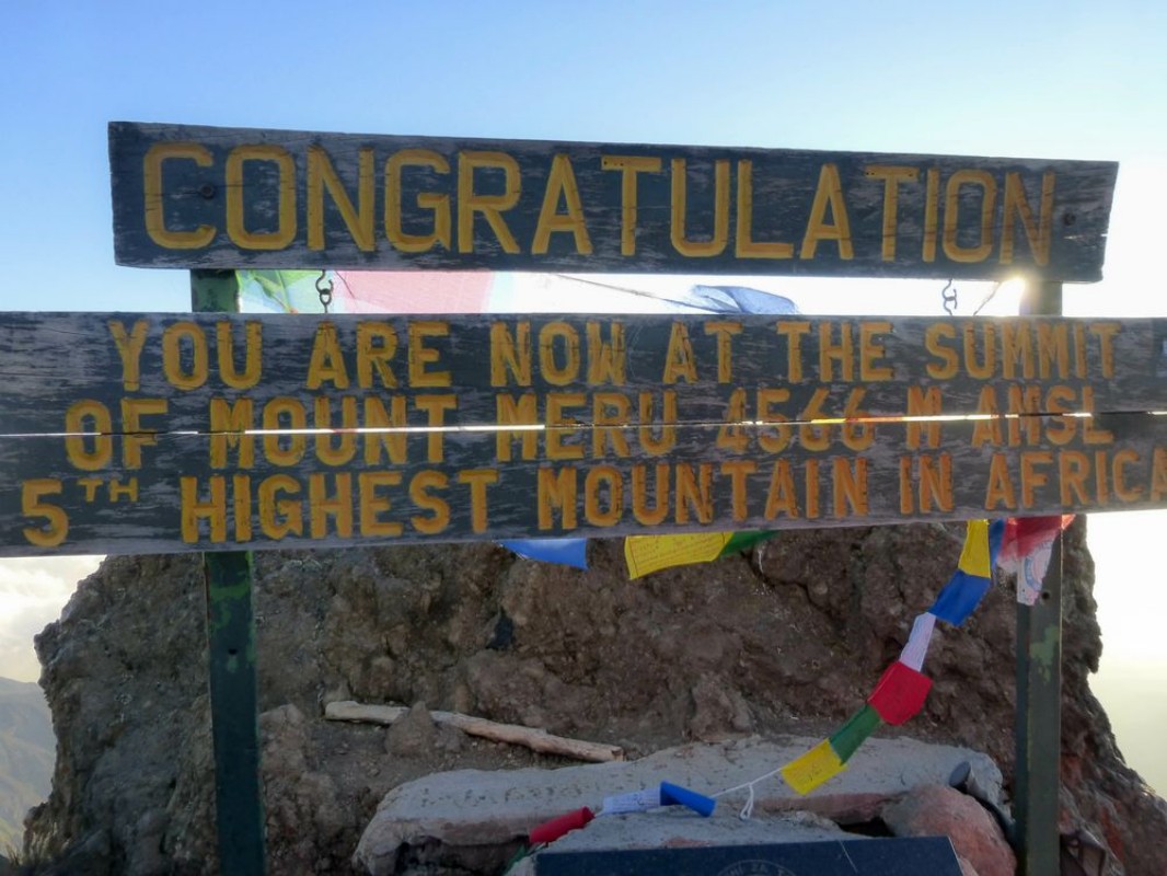Afbeeldingen van Summit sign on Mount Meru in Arusha National Park