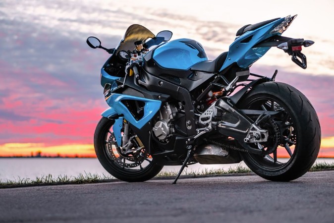 Afbeeldingen van Sports motorcycle on the shore at sunset