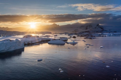 Bild på Antarctic sunrise