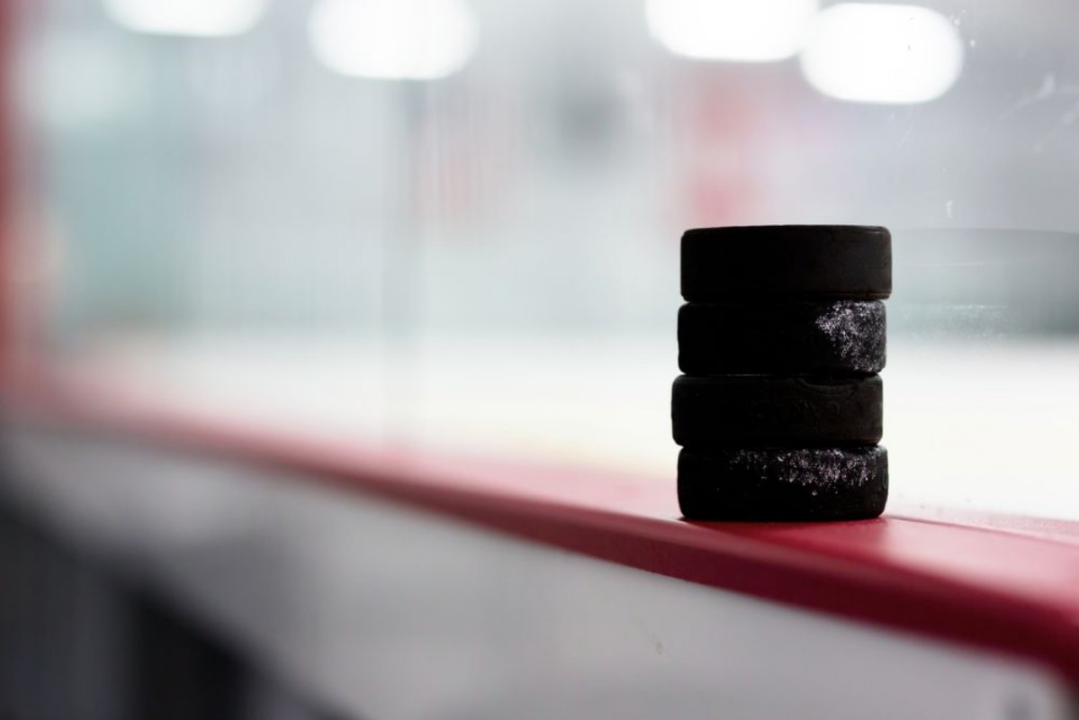 Afbeeldingen van Hockey pucks along the boards