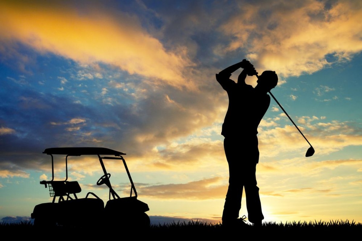 Afbeeldingen van Man play golf at sunset