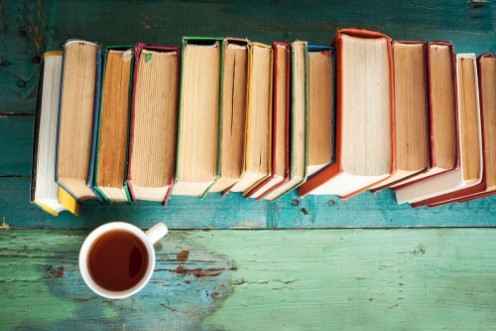 Afbeeldingen van Reading book with coffee on table